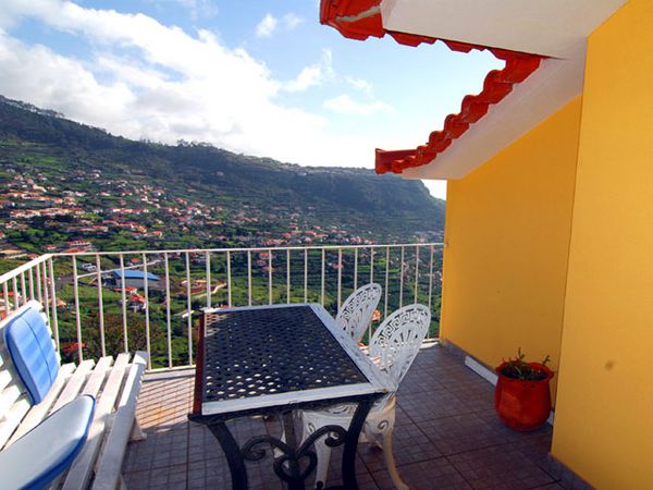 Terrasse mit Blick über Arco da Calheta