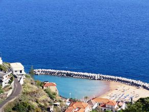 Blick auf Sandstrand von Calheta