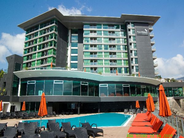 Blick auf Hotel und Pool