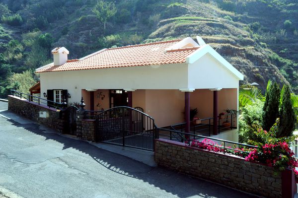 Tabua oberhalb des Küstenortes Ribeira Brava