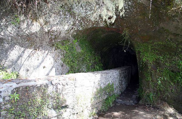 Wasserkanal verläuft durch Tunnel