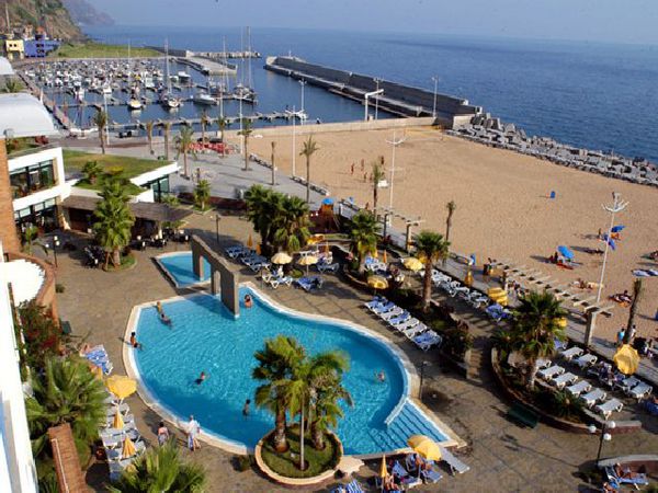 Pool und Sandstrand
